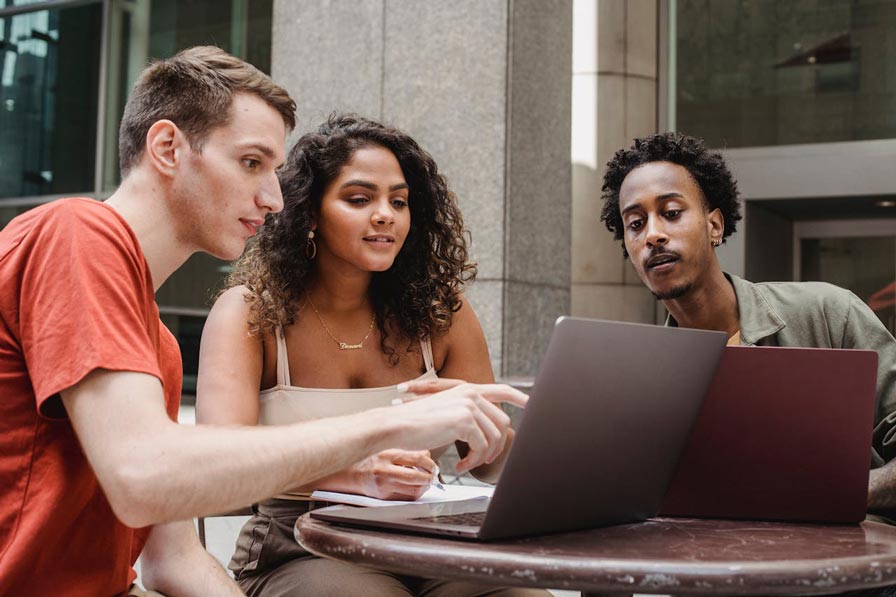 Etudiants entrain de regarder pour s'orienter en ecole RH après un BTS GPME