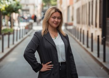Jeune femme blonde en tenue professionnelle dans les rue de paris