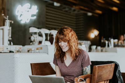 femme travaille sur ordinateur
