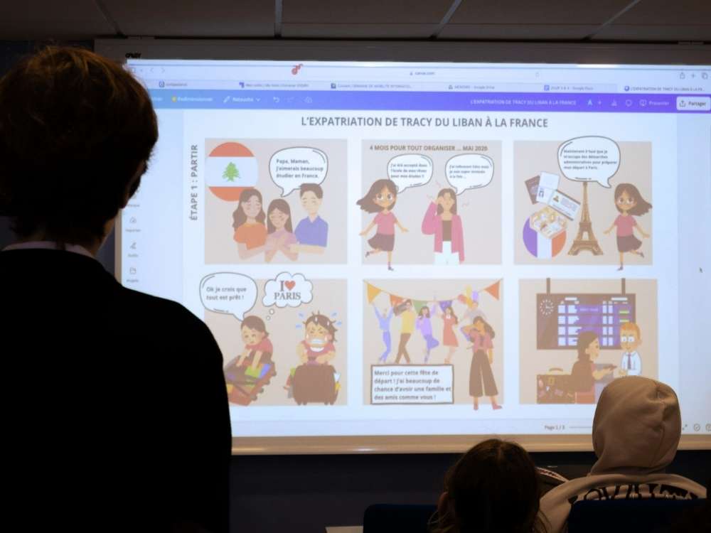 Etudiant en présentation oral dans une salle de classe